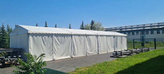 Foto: erhhtes Zelt 5 x 20 m