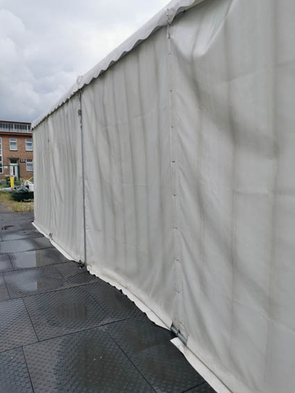 Foto: erhhtes Zelt 5 x 20 m