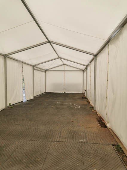 Foto: erhhtes Zelt 5 x 20 m