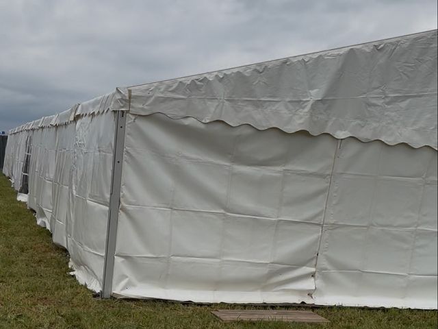 Foto: Zelthalle 15x30 m mit Sto� (auch als 10 x 30 m aufstellbar)