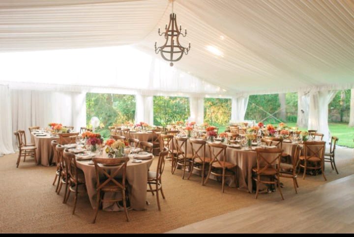 Foto: Haltend Festzelt 10 x 15 m mit Boden